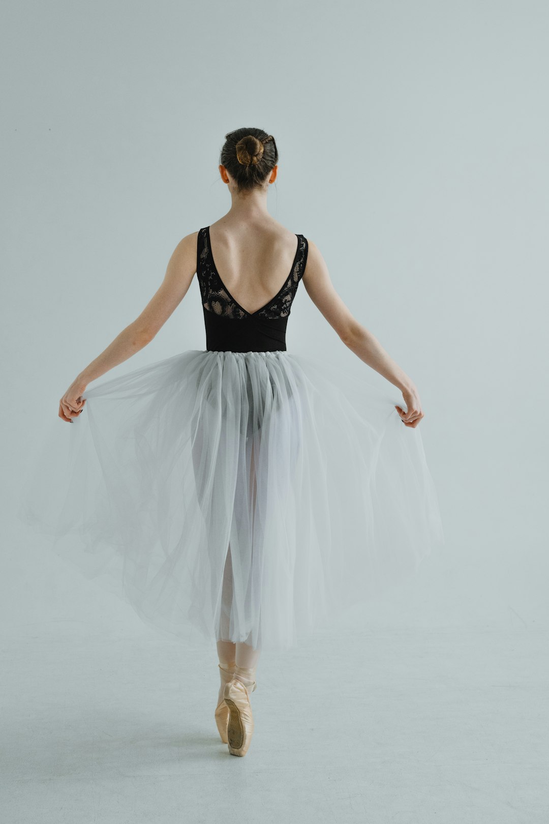 Contemporary Dance Costumes: A Practical Guide to Movement, Meaning, and Performance