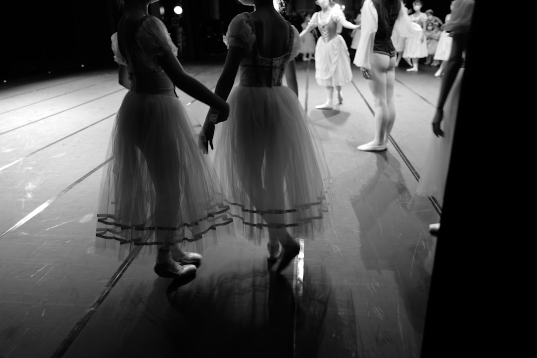 Complete Guide to Flamenco Dance Attire: From Practice Wear to Traditional *Traje de Flamenca*