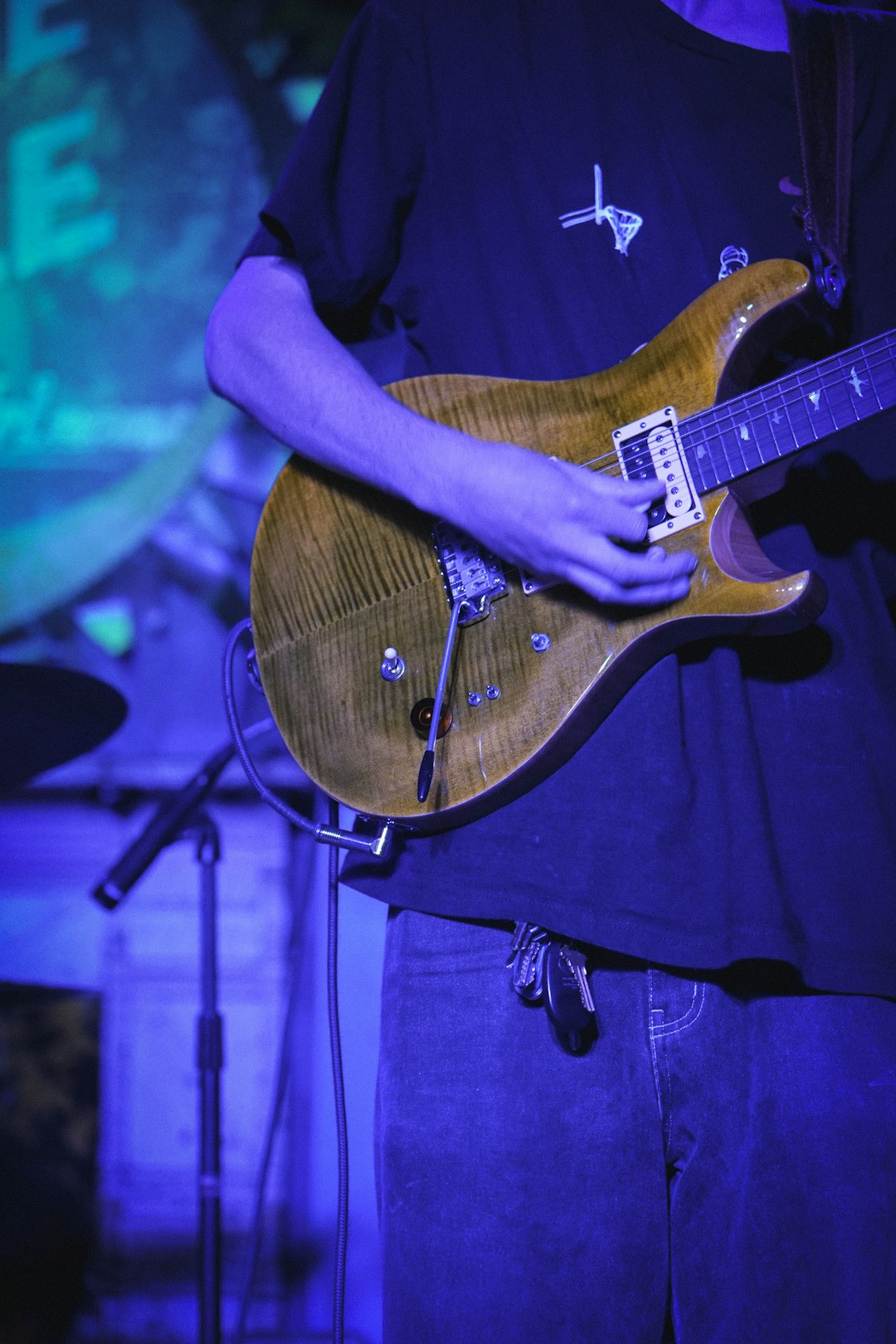 "Groove Mastery: How Music Choices Elevate Your Lindy Hop"