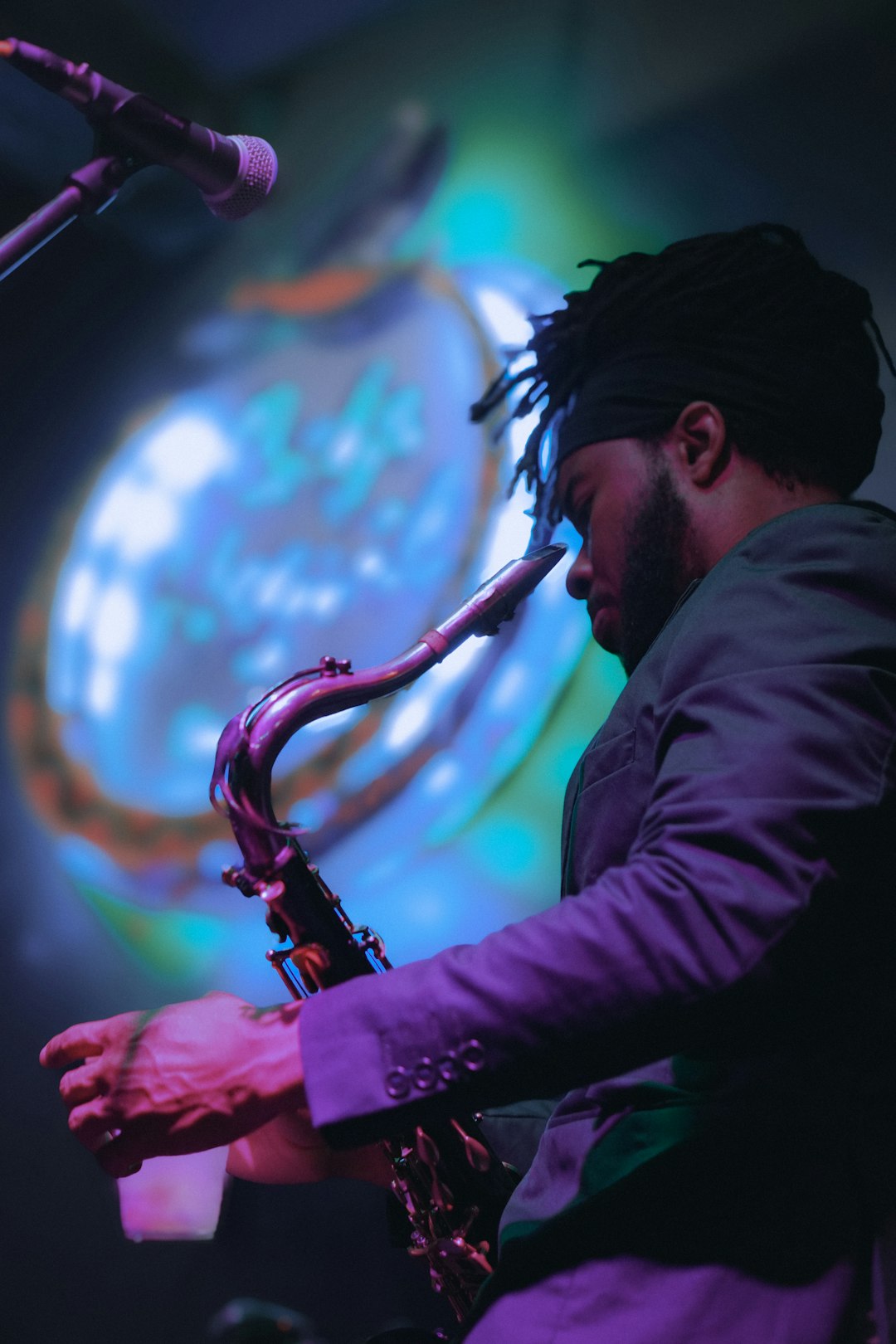 "Syncopating the Swing: Top 10 Must-Play Tracks for Lindy Hop Enthusiasts"