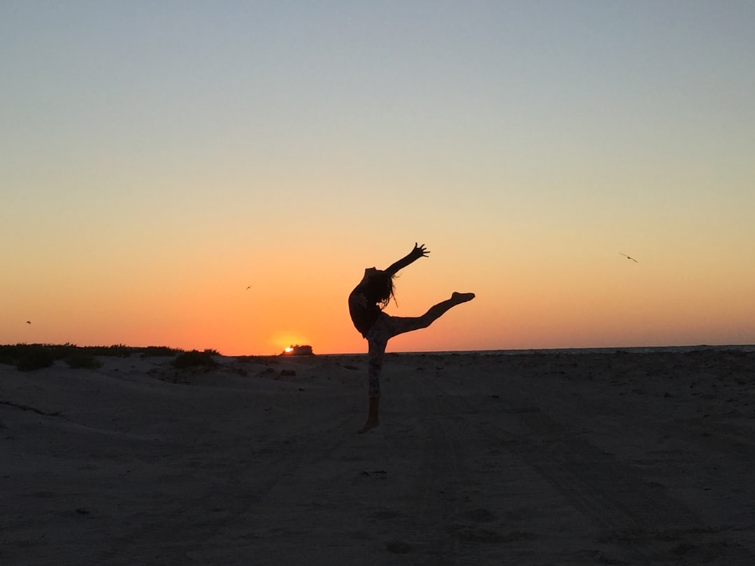 Beyond the Beginner Plateau: 8 Targeted Strategies for Intermediate Lindy Hop Dancers