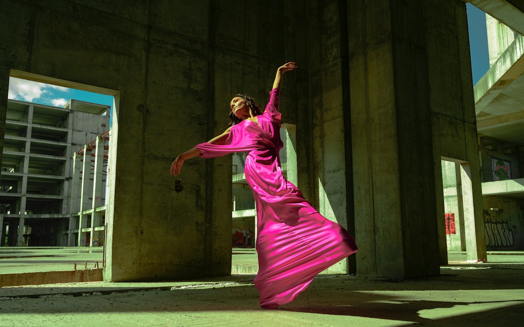 Contemporary Dance Foundations: A Beginner's Guide to Building Technical and Artistic Groundwork