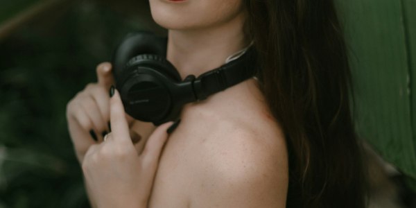 Priyanka Chopra is no stranger to the spotlight, but even global icons have their off days. In a recent throwback revelation that has fans both shocked and intrigued, the actress recalled being yelled at by a choreographer on set. The choreographer, clearly frustrated, told her she “drove me nuts,” and Priyanka admitted she was left feeling “embarrassed.”