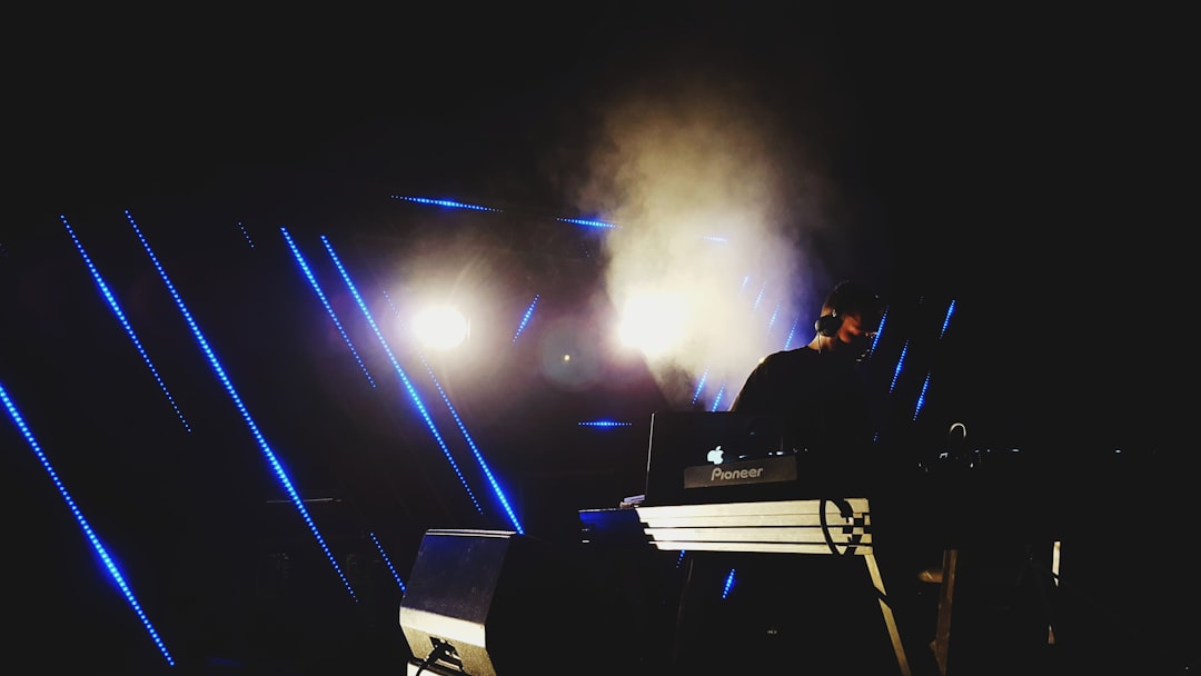 Feel the Fracture: Dancing in the Gaps of Syncopated Breakbeats