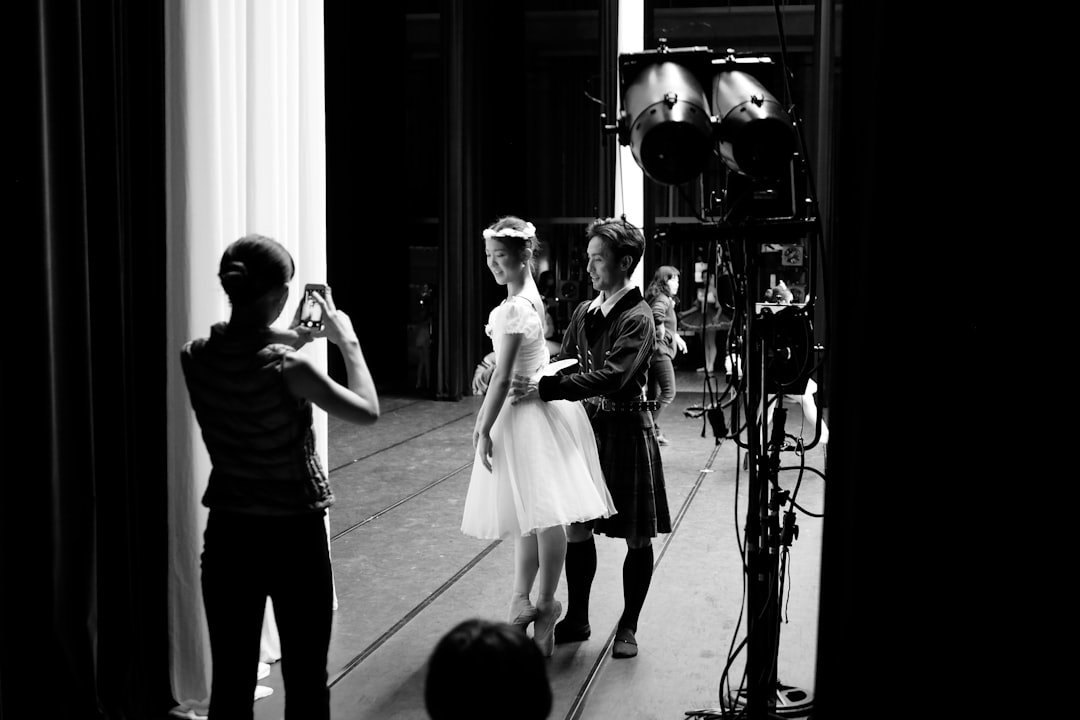 Charleston Dance Mastery: From Jazz Age Roots to Modern Floor-Stopping Technique