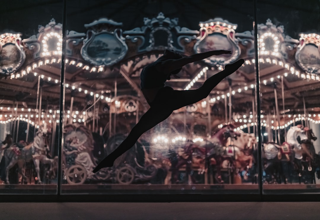 Swing Dance Lead and Follow: A Complete Guide to Connection, Frame, and Musicality
