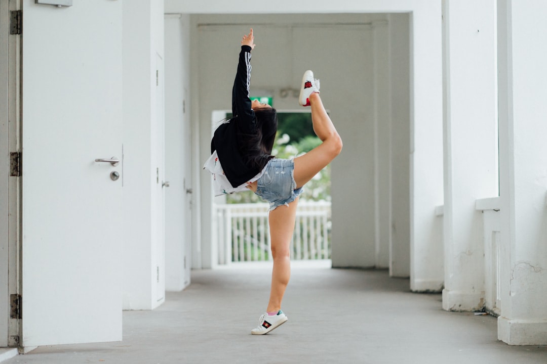 Breakdancing for Beginners: 5 Essential Moves to Build Your Foundation (Plus Safety Tips & Training Guide)